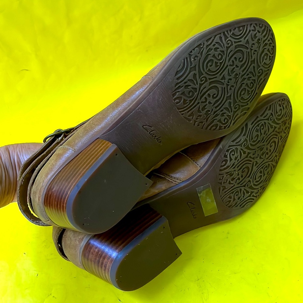 Vintage caramel Clarks distressed leather booties - Picture 6 of 10